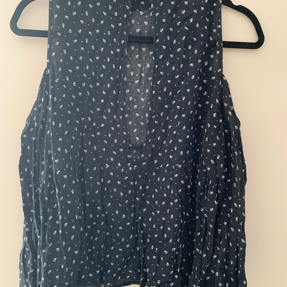 Cold Shoulder Crop Top - Picture 3 of 4